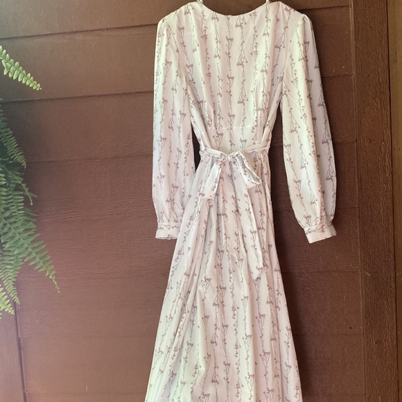 Women’s dress. Thin material but not see through. Size small. - Picture 4 of 4